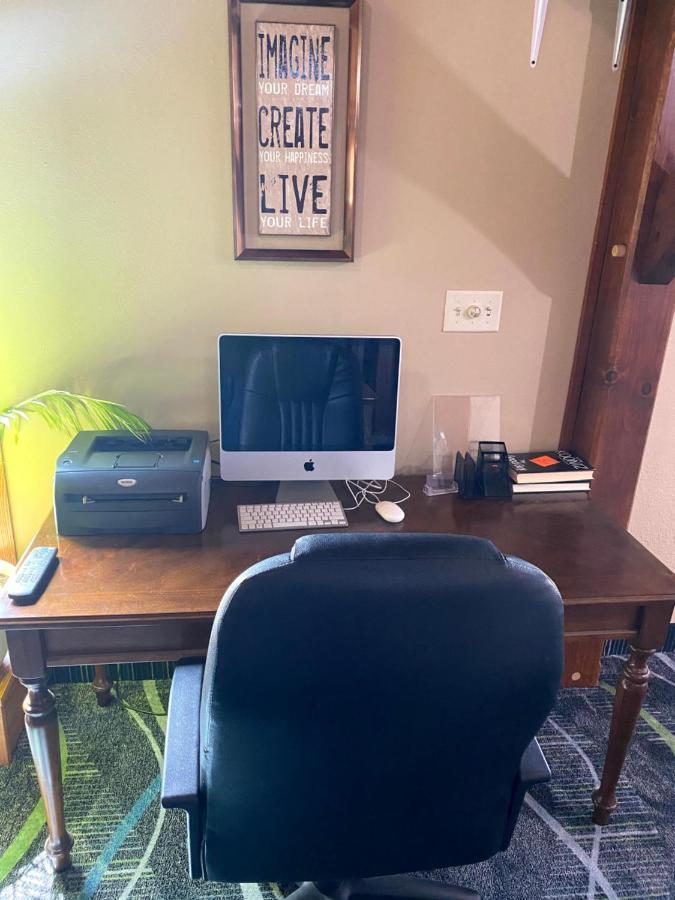 Medford Woodland Inn & Suites מראה חיצוני תמונה